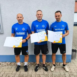 Drei neu ausgebildete Fußballtrainer erhalten ihre Lizenz